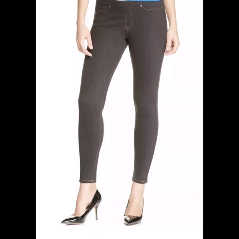 Black leggings by HUE. Size M.